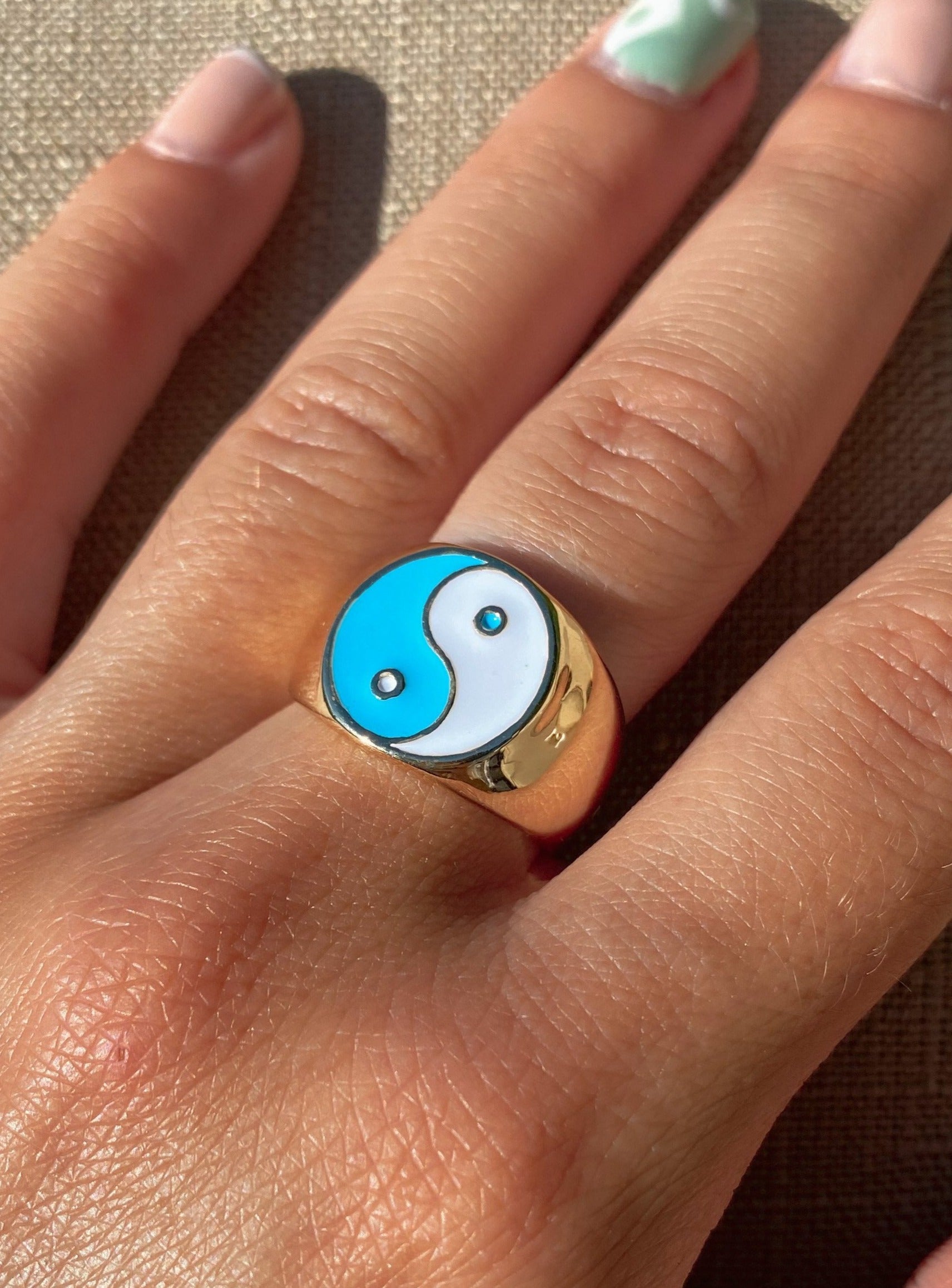 イヤリング Wilhelmina Garcia GOLD YIN/YANG EARRING/ YY007-BLUE Gold Yin Yang Ring – Wilhelmina Garcia